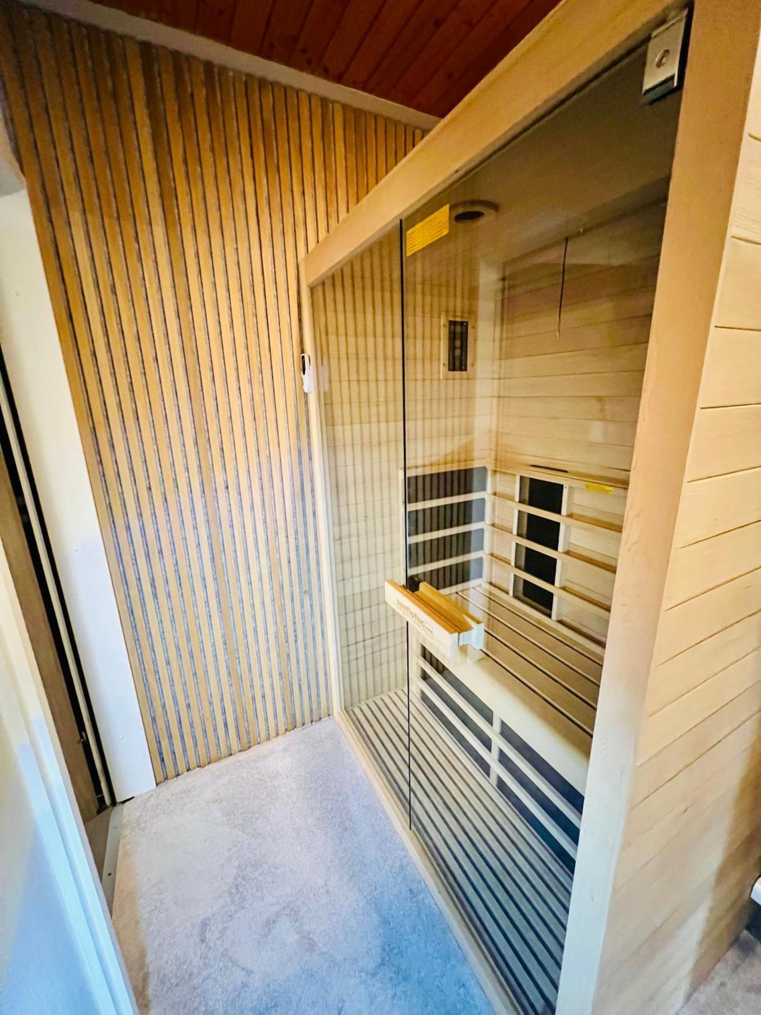 Mitten Im Schwarzwald Mit Infrarot-Sauna Und Garagenparkplatz Schönwalde 外观 照片